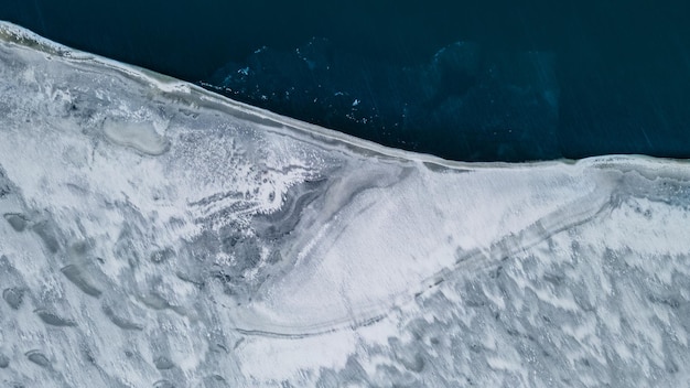 Vista superior del borde del patrón de conspiración del tema del lago de hielo congelado del calentamiento global glaciares que se derriten