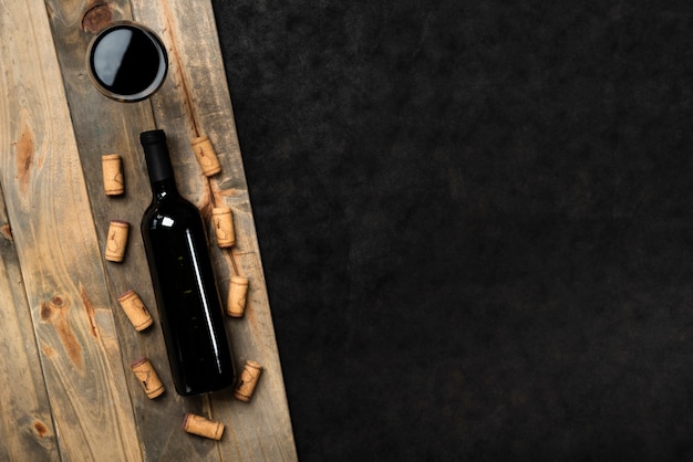 Foto vista superior de la botella de vino con fondo de pizarra