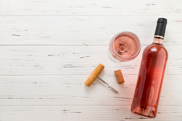 Foto vista superior botella de vino con vaso sobre fondo de madera