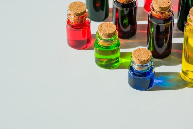 Vista superior de las botellas con aceites aromáticos. Mezclas de hierbas multicolores para tratamientos de spa.