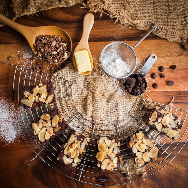 Vista superior de brownies de almendras recién horneados