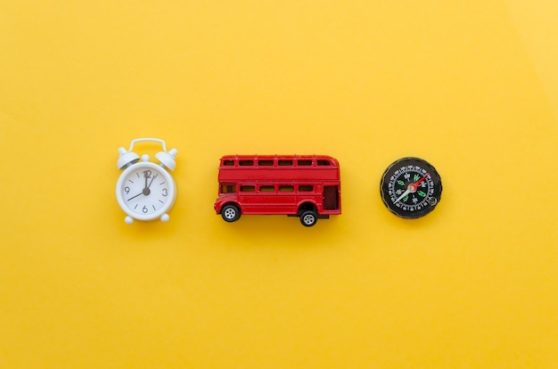 Vista superior del bus de juguete con reloj y brújula al lado