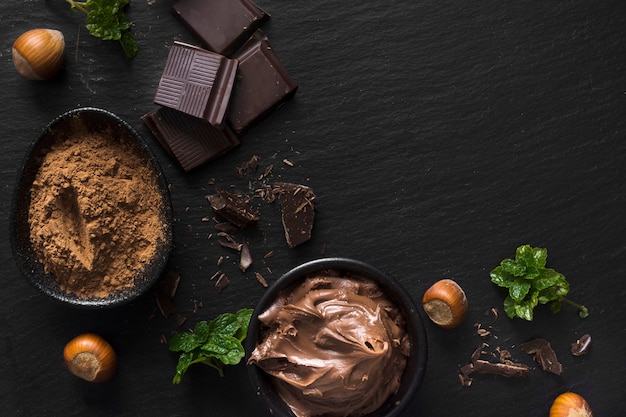 Vista superior de cacao en polvo y chocolate