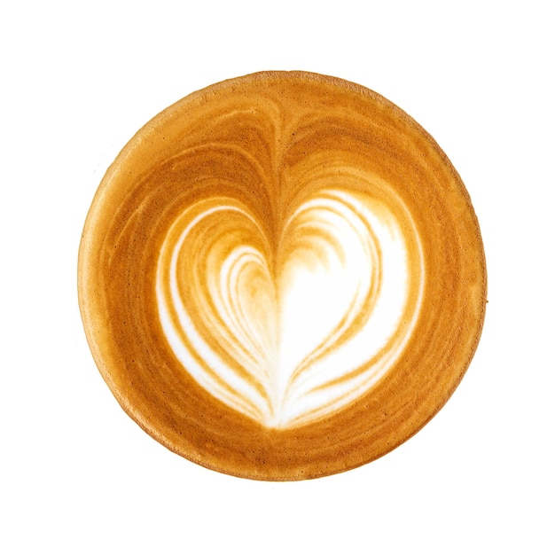 Vista superior de café caliente con una espuma de forma de corazón de arte barista sobre fondo blanco