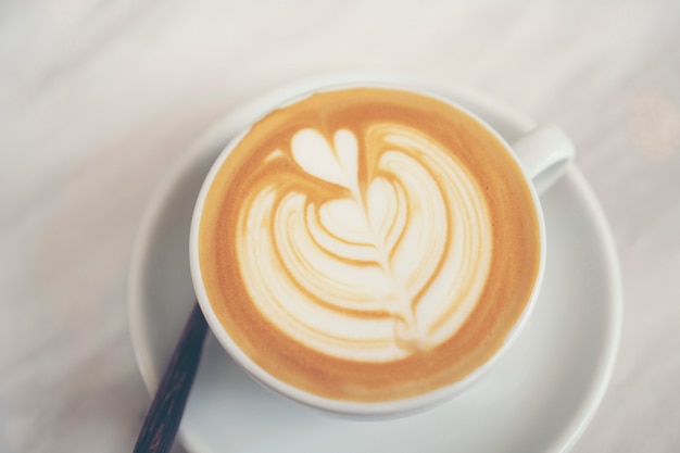 Vista superior de café caliente con leche con latte art