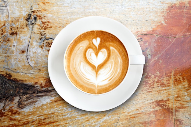 Vista superior café latte art sobre fondo de madera