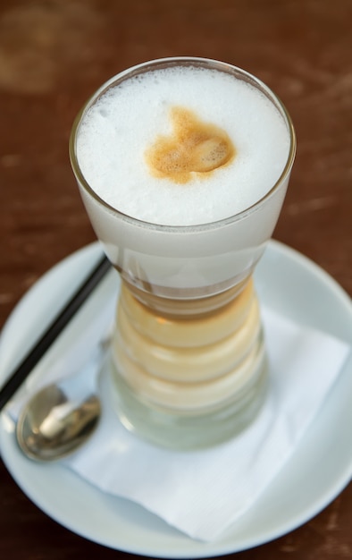 Foto vista superior de café con leche en un vaso con figuras