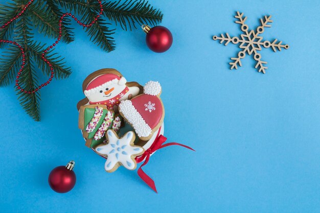 Vista superior de la caja de regalo con galletas de Navidad sobre fondo azul. Copie el espacio.