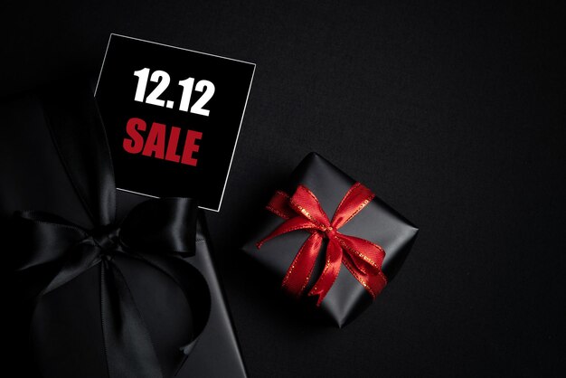 Vista superior de la caja de regalo negra con fondo negro con espacio de copia para texto 1212 venta de día de solteros