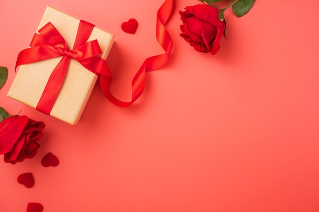 Vista superior de la caja de regalo y rosa, concepto de saludo del día de San Valentín