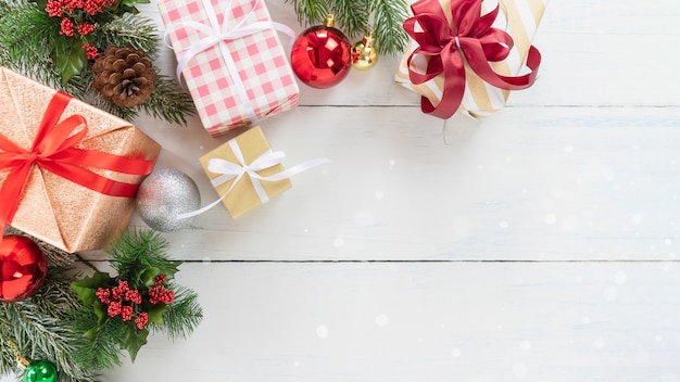 Vista superior de caja de regalo de vacaciones de año nuevo y árbol de Navidad con adornos decorativos en madera