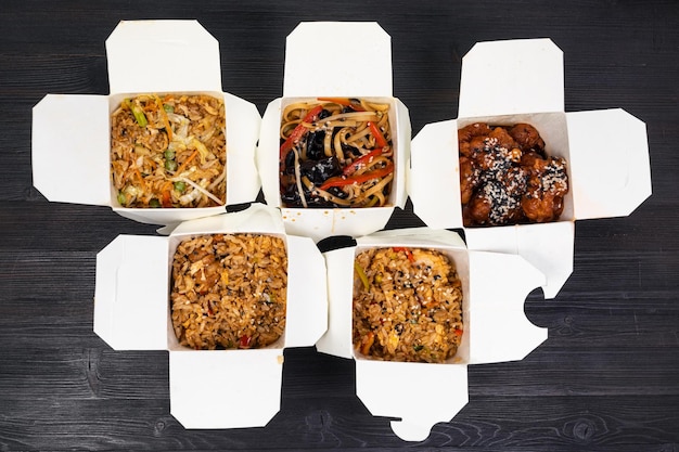 Vista superior de cajas desechables con comida rápida china