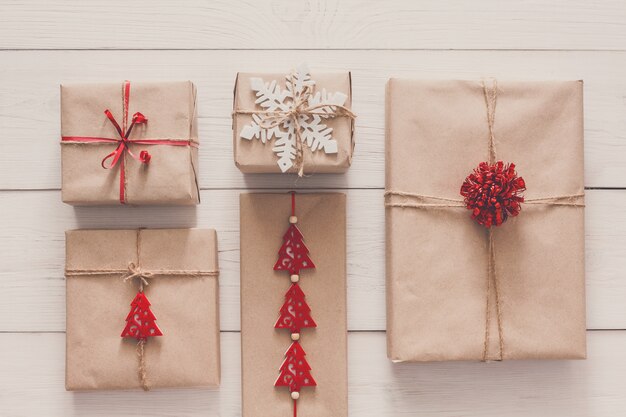 Vista superior de cajas de regalo en madera blanca, regalos en papel artesanal para navidad