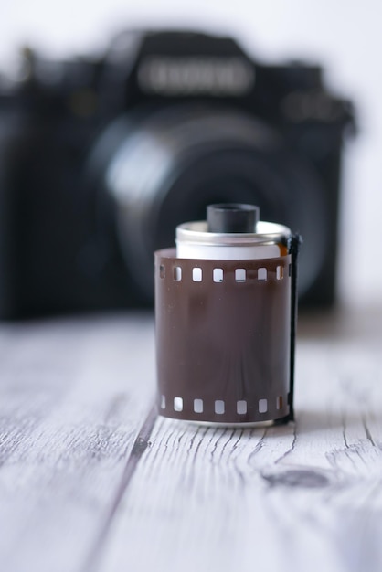 Vista superior de la cámara con rollos de película en la mesa