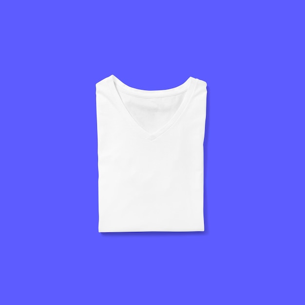 Vista superior camiseta blanca con cuello en v plegada aislada sobre fondo azul adecuada para su proyecto de diseño