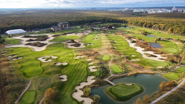 Vista superior del campo de golf en la ciudad de Kharkov