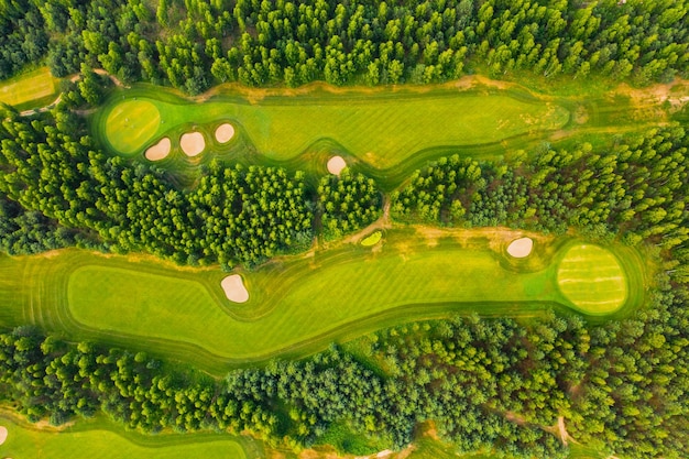 Vista superior del campo de golf ubicado en una zona boscosa