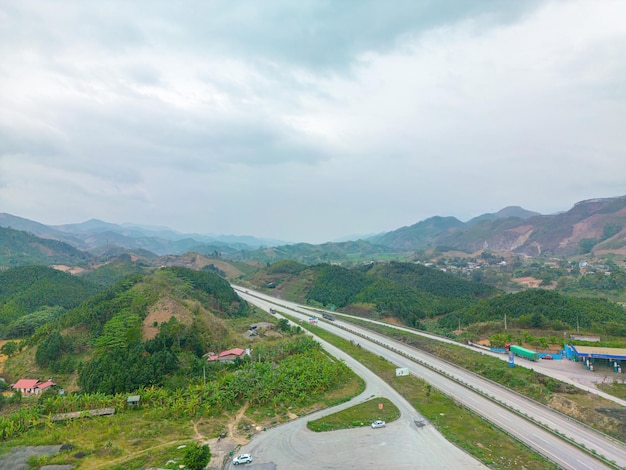 Vista superior de los campos de arroz en terrazas en la carretera de Yen Bai Vietnam Los campos de arroz preparan la cosecha en el noroeste de Vietnam