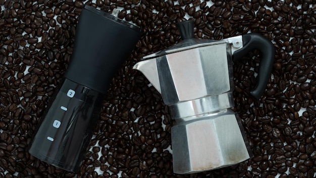 Vista superior canecas de café e chaleiras ferramentas de café em fundo branco