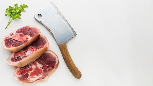 Foto vista superior de carne de cerdo fresca sobre la mesa