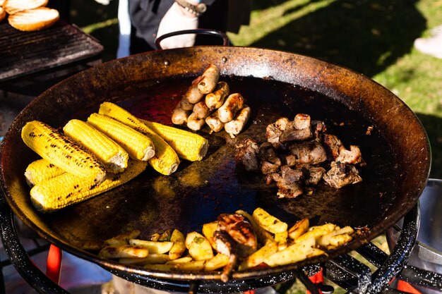 Vista superior de carnes y verduras frescas a la parrilla. Concepto de barbacoa, parrilla y comida.