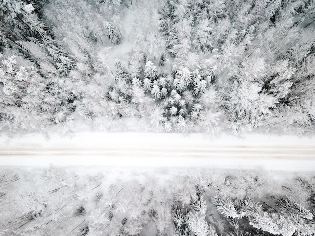 Vista superior de la carretera cubierta de nieve de invierno Paisaje de invierno Fondo de invierno Árboles de Navidad cubiertos de nieve