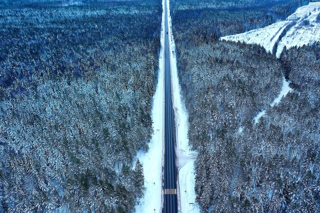 vista superior de la carretera de invierno, paisaje de bosque helado al aire libre
