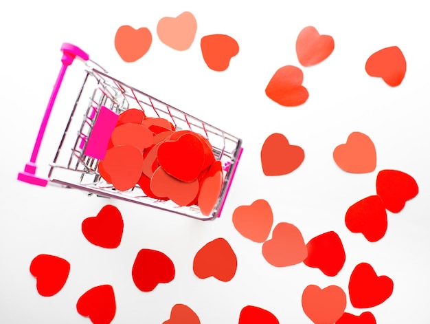 Vista superior del carrito de compras de metal con corazones de papel rojo artesanal venta del día de san valentín