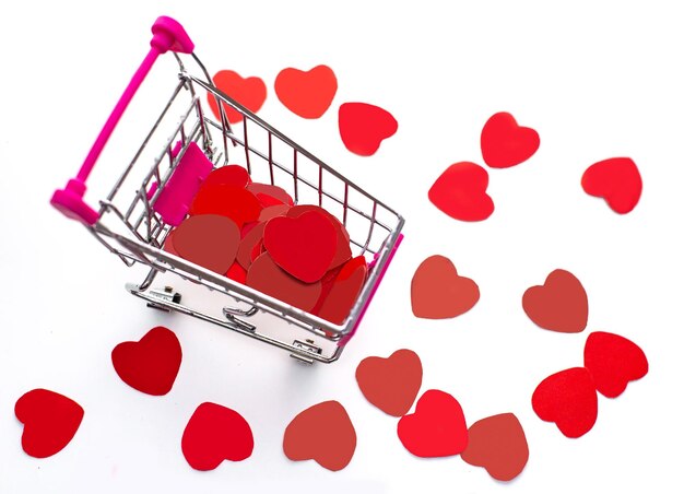 Vista superior del carrito de compras de metal con muchos corazones de papel rojo artesanal venta del día de san valentín