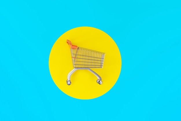 Foto vista superior del carrito de compras vacío en la ilustración 3d de fondo de color