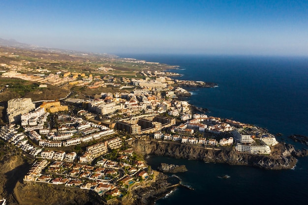 Vista superior de las casas ubicadas en la roca de Los Gigantes al atardecer Tenerife Islas Canarias España