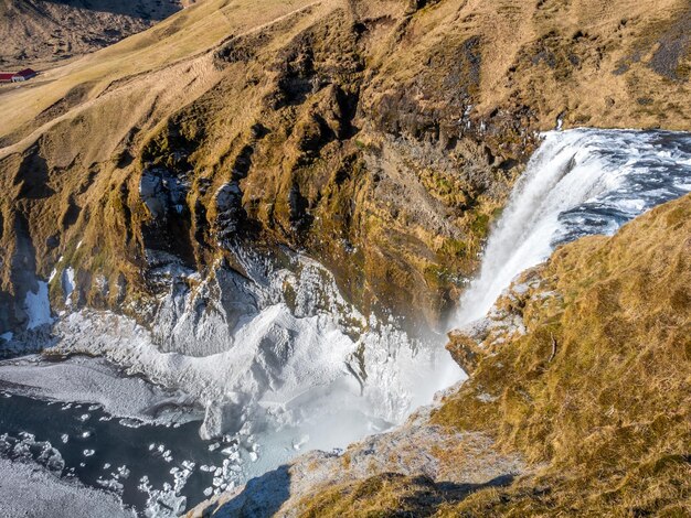 Vista superior de la cascada de Skogafoss con nieve y hielo en temporada de invierno en Islandia