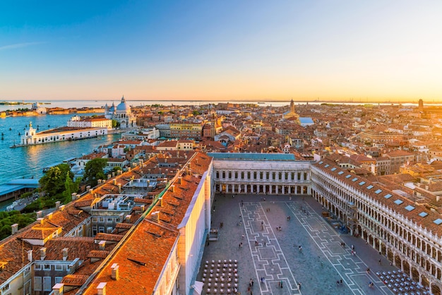 Vista superior del casco antiguo de Vanice al atardecer en Italia