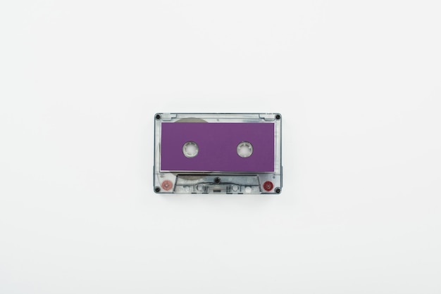 Foto vista superior del cassette púrpura aislado en blanco