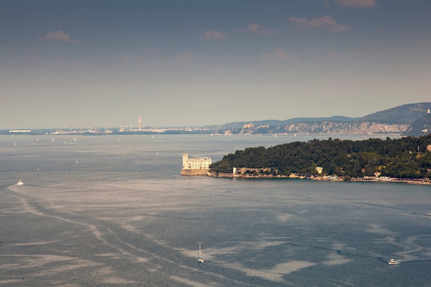 Vista superior del castillo de Miramare, Trieste