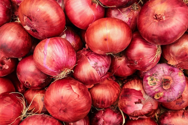 Vista superior, cebollas rojas exhibidas en el mercado de alimentos en Kyrenia, Chipre.