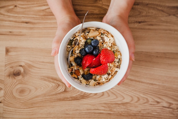 Vista superior de la celebración de la persona grano muesli