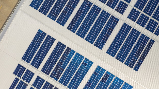 La vista superior de las células solares en el techo tomada con los drones.