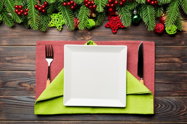 Vista superior de la cena de año nuevo sobre fondo de madera festivo