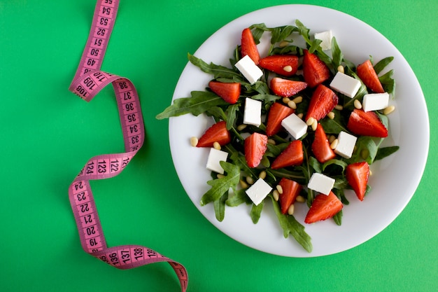 Vista superior de centímetro rosa y ensalada vegetariana