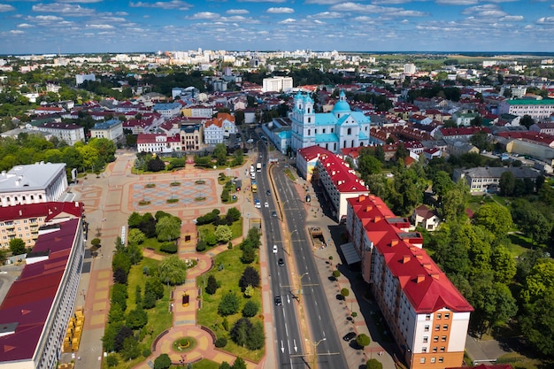 Vista superior del centro de la ciudad de Grodno, Bielorrusia. El centro histórico de la ciudad con techo de tejas rojas y una antigua iglesia católica.