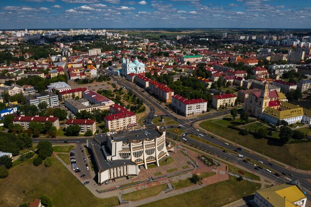 Foto vista superior del centro de la ciudad de grodno, bielorrusia. el centro histórico con su techo de tejas rojas, el castillo y la ópera