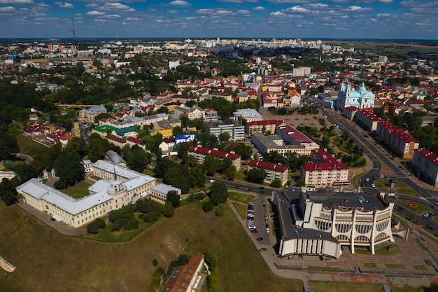 Foto vista superior del centro de la ciudad de grodno, bielorrusia. el centro histórico con su techo de tejas rojas, el castillo y la ópera