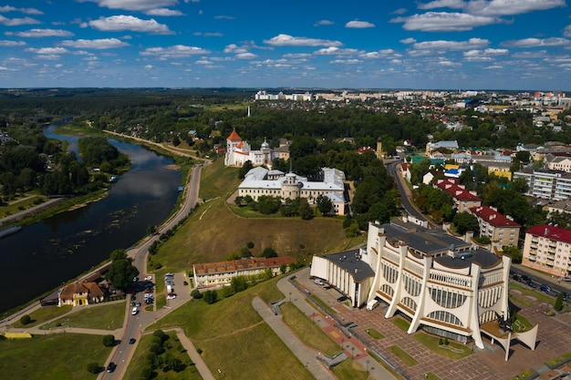 Vista superior del centro de la ciudad de Grodno, Bielorrusia. El centro histórico con su techo de tejas rojas, el castillo y la Ópera