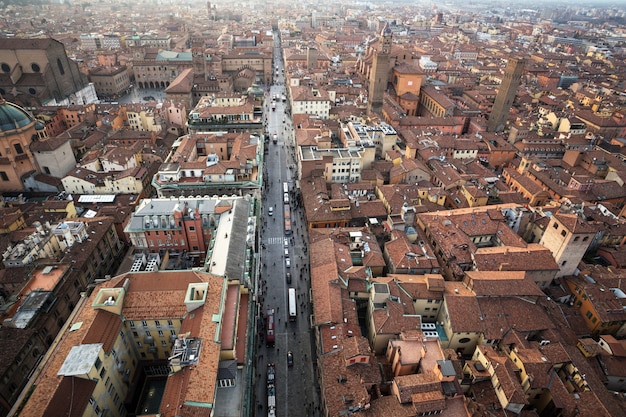 Una vista superior del centro histórico de Bolonia, Italia