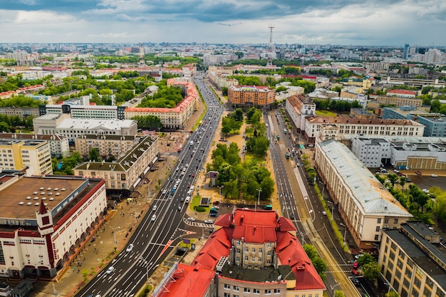 Vista superior del centro histórico de Minsk y la plaza Yakub Kolas