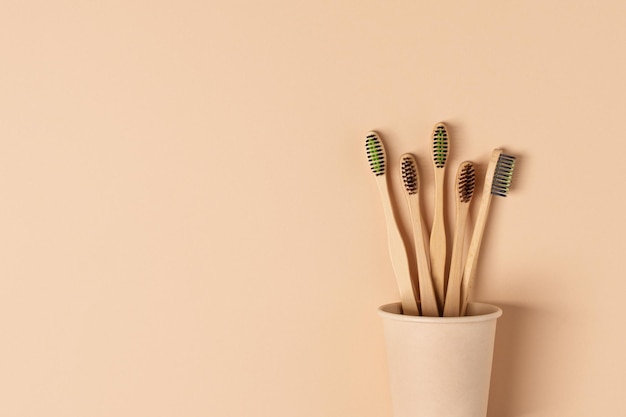Vista superior de cepillos de dientes de bambú ecológicos Concepto de productos de higiene sin residuos