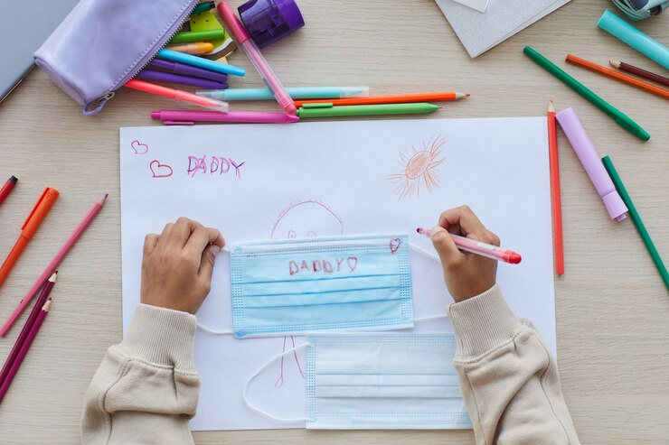 Foto vista superior de cerca de la máscara de decoración de niño afroamericano irreconocible como regalo para el día del padre, espacio de copia