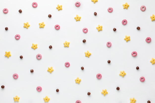 Foto vista superior de cereales de desayuno multicolores en diferentes formas