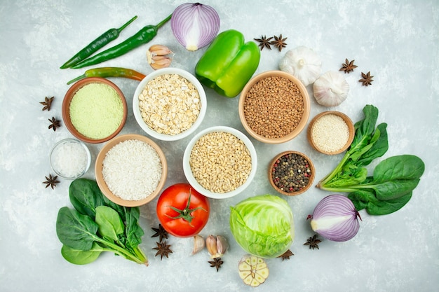 Vista superior de cereales y verduras en una mesa de luz